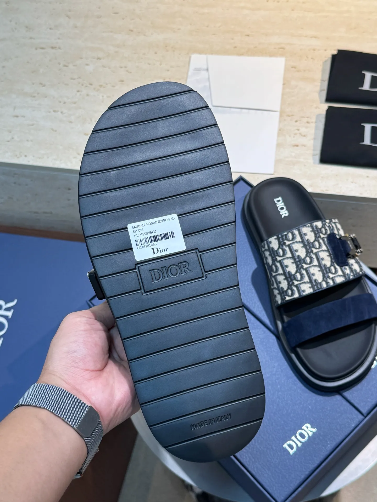 Factory price: 340💰Djia Aqua men's slippers and sandals, Dior's Aqua sandals are elegant and casual. The cross-strap design is reinterpreted in CD Diamond canvas, inspired by the brand's archives. Finished with a branded logo and tonal notch sole, they can be worn easily with shorts or jeans for a sophisticated look. Cowhide spliced ​​canvas + cowhide lining + rubber outsole Size: 39-44 (38 45 customized)